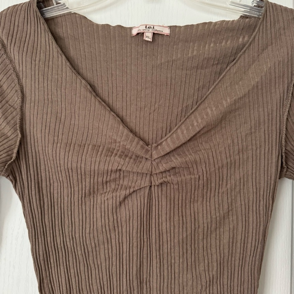 L.e.i. V-neck Top, XL - Picture 4 of 4